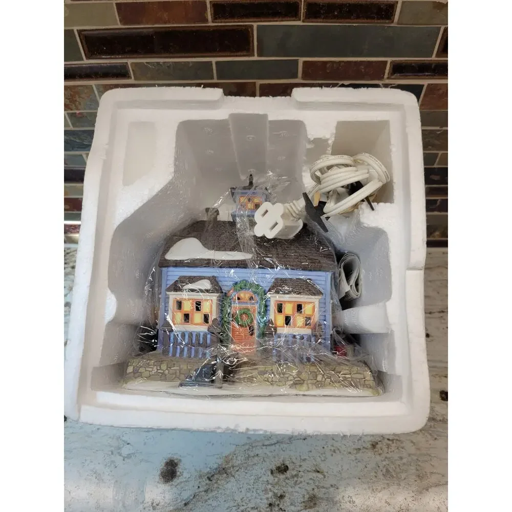 Dept 56 Chowder House 56571 New England Village Christmas Lighted House